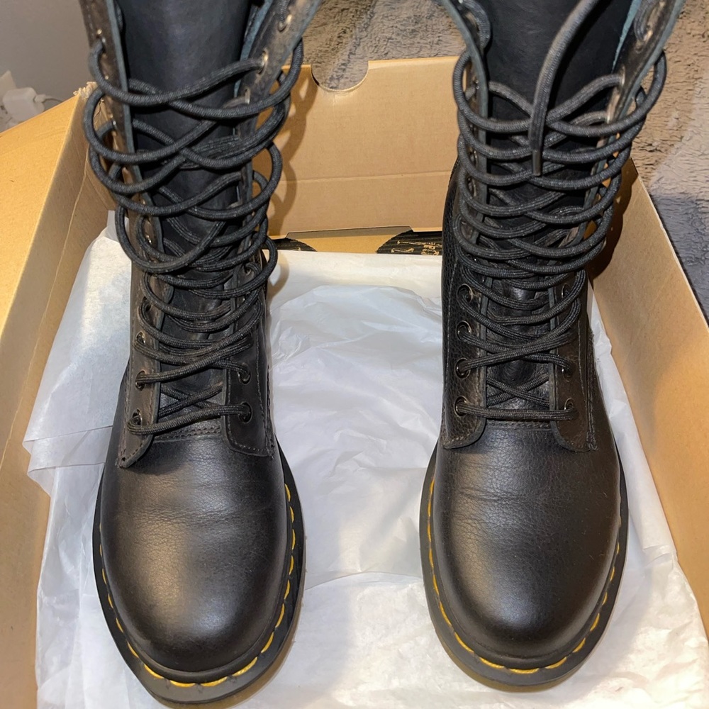COPY - Dr. Martens Virginia Black Soft Leather ******REASONABLE OFFERS******